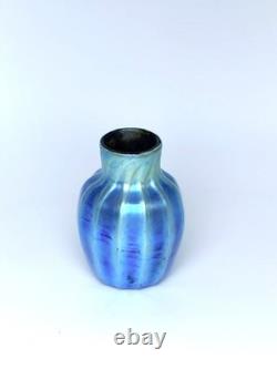 Blue Luster Vase With Rib Design. By Saul Alcaraz