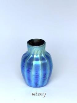 Blue Luster Vase With Rib Design. By Saul Alcaraz