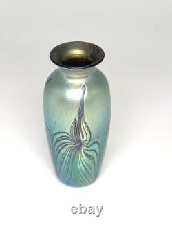 Blue Luster Vase with Red Feather Design. By Saul Alcaraz. Blown Glass