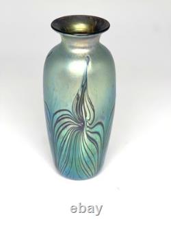 Blue Luster Vase with Red Feather Design. By Saul Alcaraz. Blown Glass