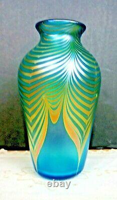 Early STEVEN CORREIA IRIDESCENT PULLED FEATHER ART GLASS VASE Teal green Signed