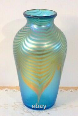 Early STEVEN CORREIA IRIDESCENT PULLED FEATHER ART GLASS VASE Teal green Signed