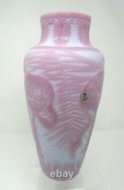 Fenton Cameo Glass Fabulous Flamingos Blue Burmese Vase Kelsey Murphy #28/50