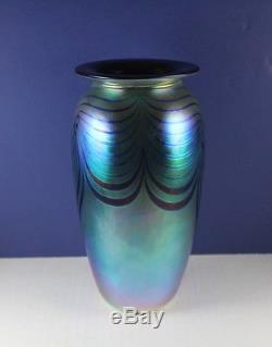 ROBERT EICKHOLT unsigned 9 1/4 Pulled Feather Art Glass Blue Iridescent Vase