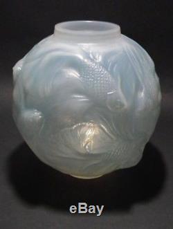 René Lalique Opalescent light blue staining Glass'Formose' vase