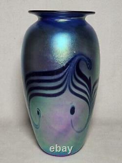 Robert Eickholt 1993 Art Glass 8 3/4 Iridescent Blue Pulled Feather Vase