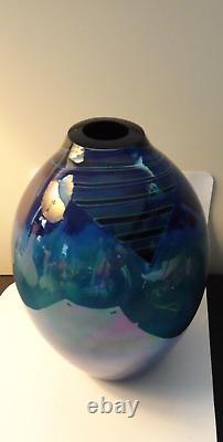 Signed 1989 Black Sheep Glass Studio Blue Agate Iridescent Vase 7.35