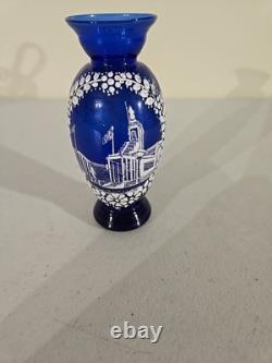 VTG 1939 New York World's Fair Cobalt Blue Glass Vase Italian Pavilion Scen 4.5
