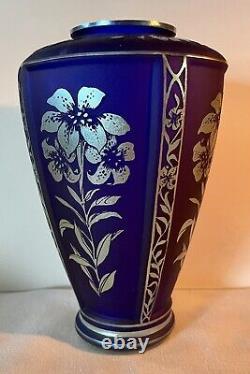 VTG 1996 Fenton Art Glass Connoisseur Collection Favrene Cut-back Vase