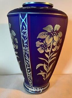 VTG 1996 Fenton Art Glass Connoisseur Collection Favrene Cut-back Vase