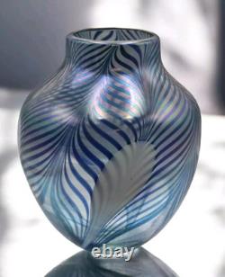 Very Pretty Robert Held Blue Pulled Feather Iridescent Canadian Art Glass Vase