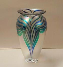 Vintage 2000 Robert Eickholt Iridescent Pulled Feather 7-1/2 Art Glass Vase
